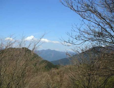 中央三角形は白髭岳